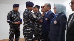 Wujud Sinergi Akademik-Militer, Dua Wakil Rektor UHT Terima Brevet Kehormatan Kesehatan Penyelaman dan Hiperbarik