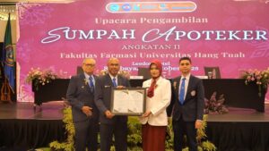 Fakultas Farmasi Universitas Hang Tuah Cetak 30 Apoteker Profesional